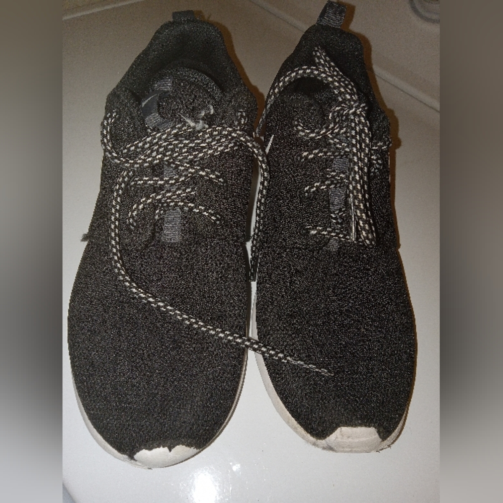Womens size 6 nike athletic shoes
